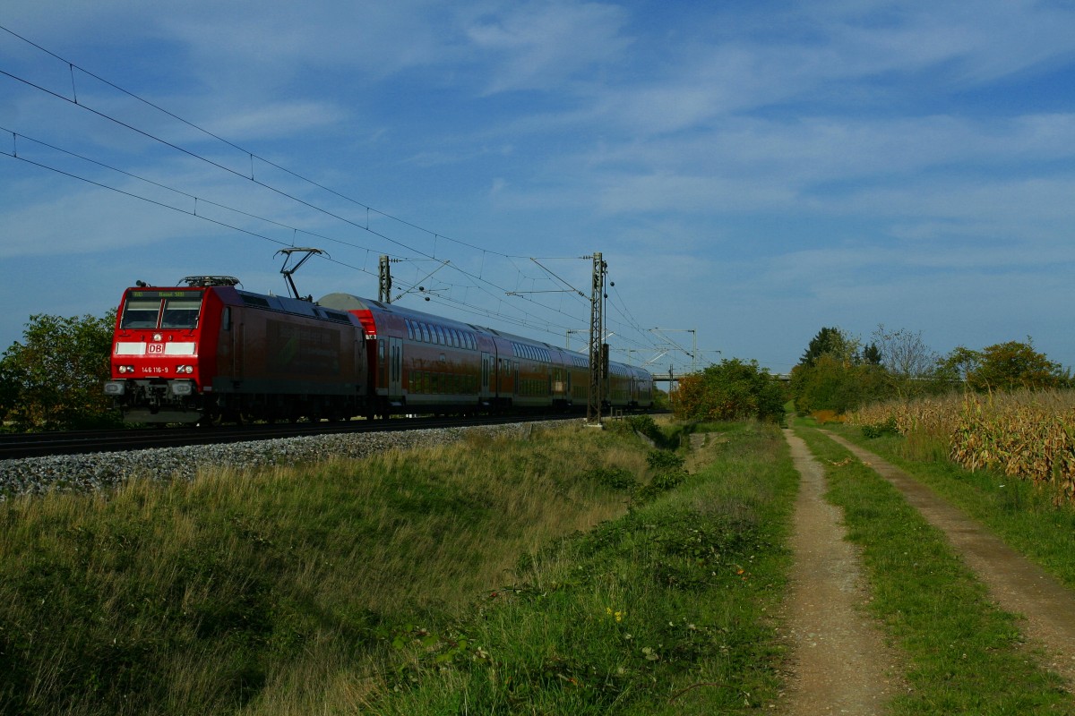 146 116-9 mit einem RE von Offenburg nach Basel SBB am Nachmittag des 22.10.13 bei Hgelheim.