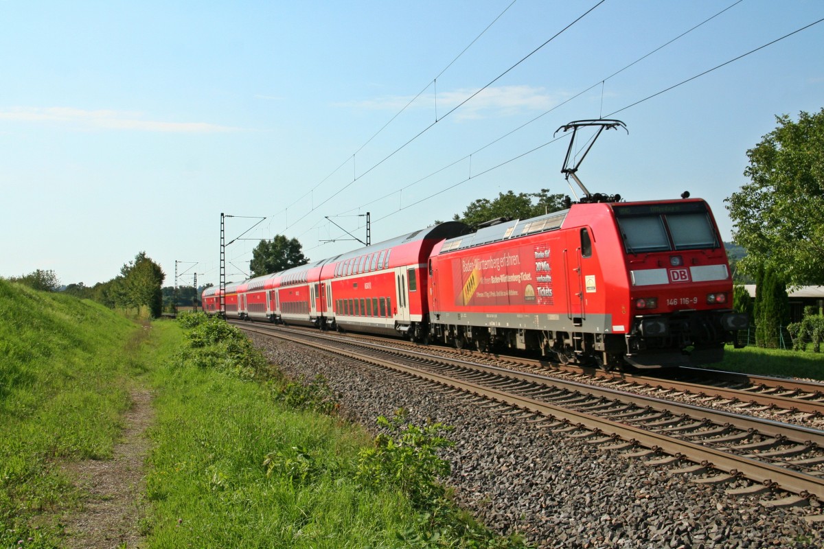 146 116-9 mit einem RE von Schliengen nach Offenburg am Nachmittag des 01.08.14 nördlich des Haltepunktes Kollmarsreute.