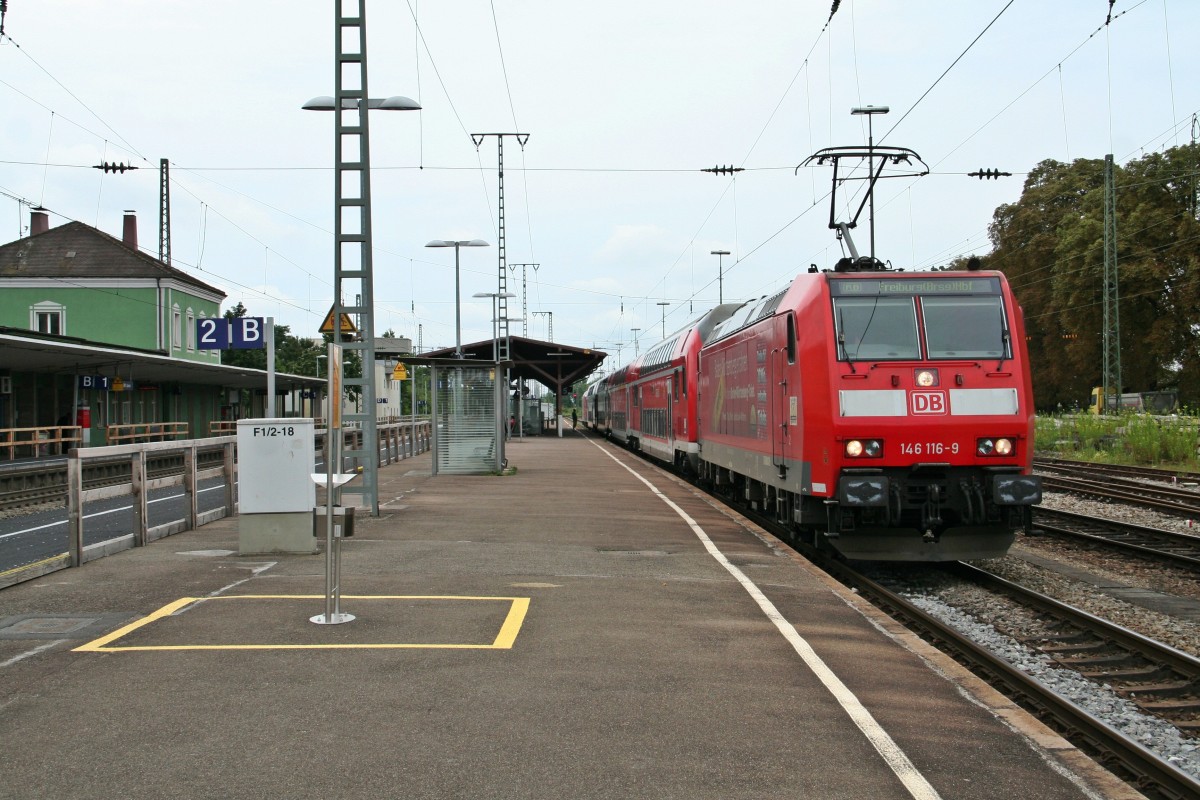 146 116-9 im Sandwich mit einer weiteren Freiburger 146.1 am Nachmittag des 03.08.14 mit der RB 26566 von Neuenburg (Baden) nach Freiburg (Breisgau) Hbf abfahrbereit in Mllheim (Baden).