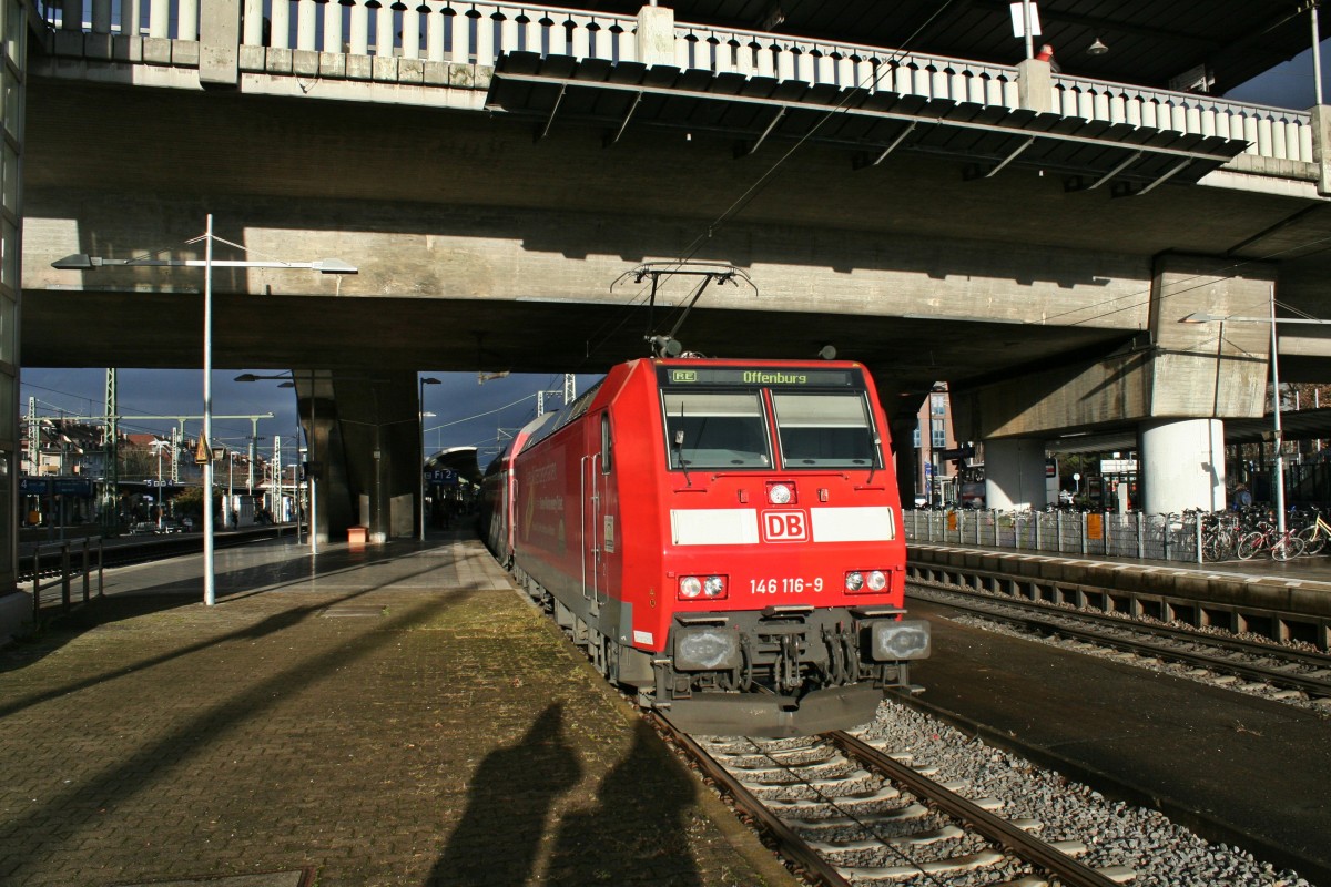 146 116-9 war am 14.12.13 ebenfalls im RE-Umlauf auf der Rheintalbahn unterwegs. Hier f�hrt sie gerade mit einem solchen Nahverkehrszug von Basel nach Offenburg in den Freiburger Hauptbahnhof ein.