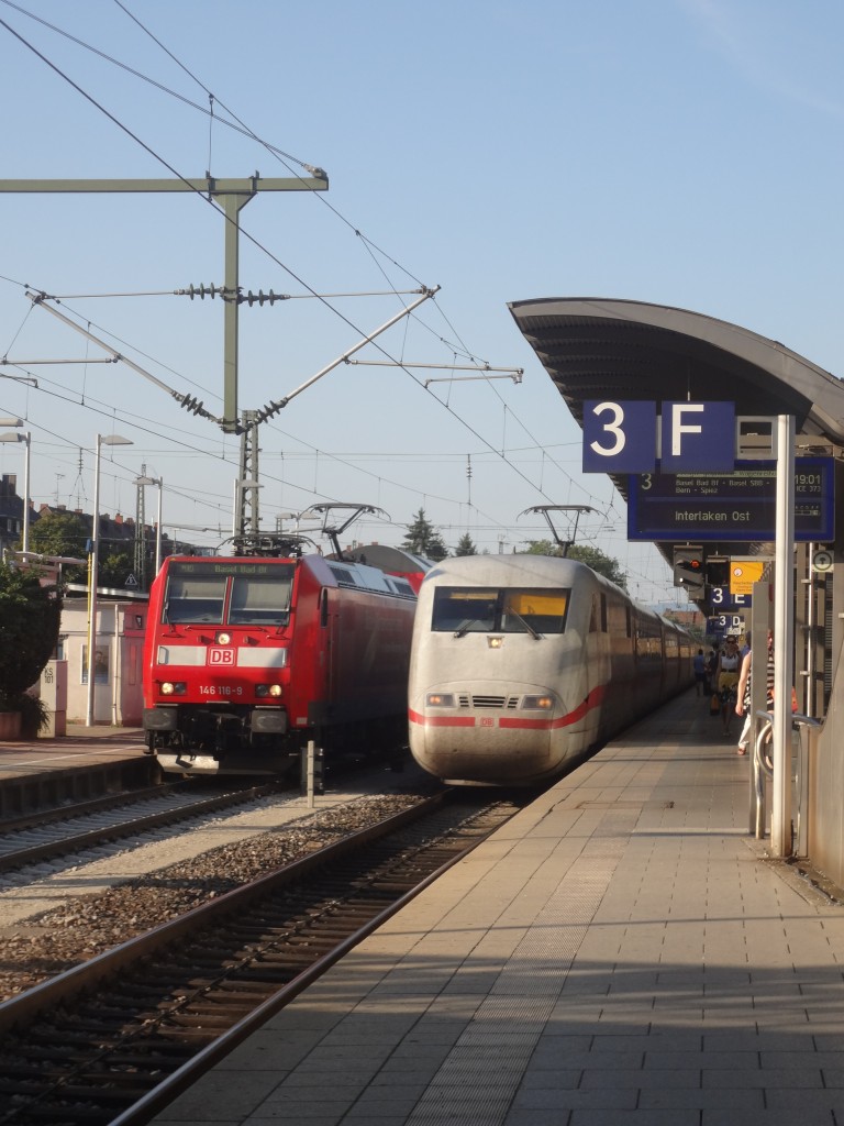 146 116 und ein einfahrender 401 treffen sich in Freiburg Hbf. (Herbst 2013)