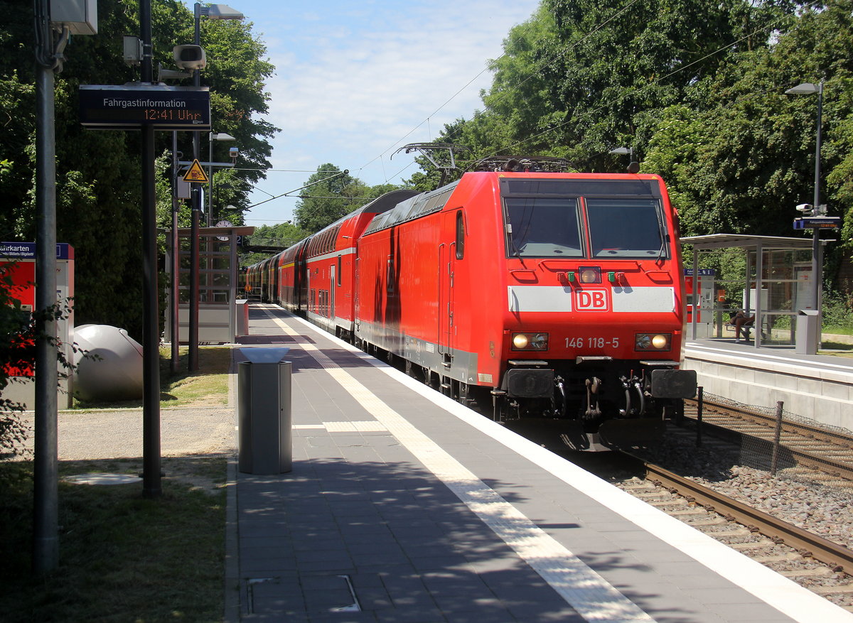 146 118-5 DB kommt mit einem RE von Aachen-Hbf nach Köln-Hbf und kommt aus Richtung Aachen-Hbf,Aachen-Rothe-Erde und fährt durch Aachen-Eilendorf in Richtung Stolberg-Hbf(Rheinland)Eschweiler-Hbf,Langerwehe,Düren,Merzenich,Buir,Horrem,Kerpen-Köln-Ehrenfeld,Köln-Hbf.
Aufgenommen vom Bahnsteig 2 in Aachen-Eilendorf. 
Bei Sommerwetter am Mittag vom 14.6.2019.