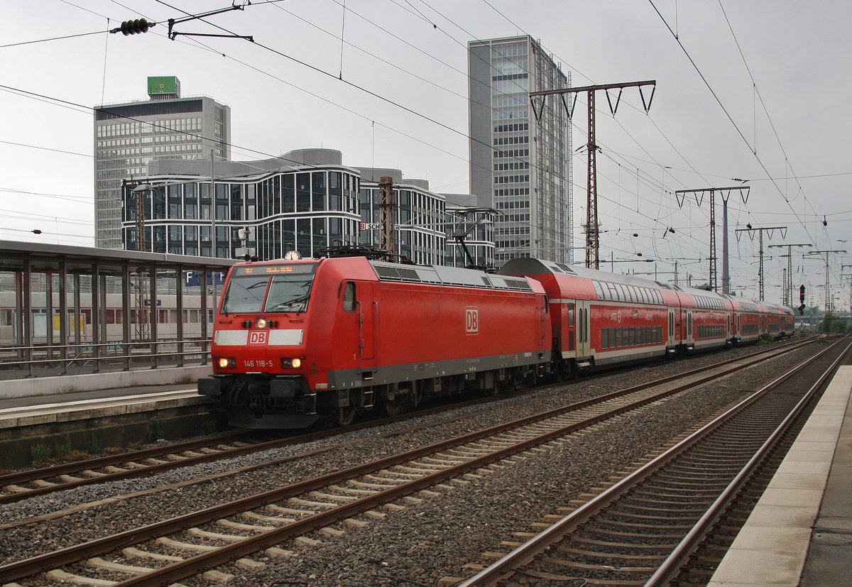 146 118-5 erreicht am 2.7.2017 mit dem RE2 (RE10215)  Rhein-Haard-Express  von Düsseldorf Hauptbahnhof nach Nottuln-Appelhülsen den Essener Hauptbahnhof.