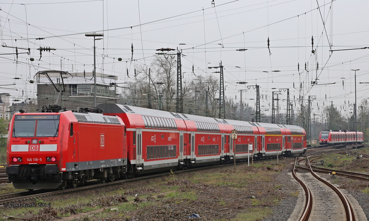 146 118-5 verlässt mit RE 2(Rhein-Haard-Express)Richtung Düsseldorf am 12.04.2016 Wanne-Eickel Hbf. Der nächste Halt ist Gelsenkirchen Hbf.