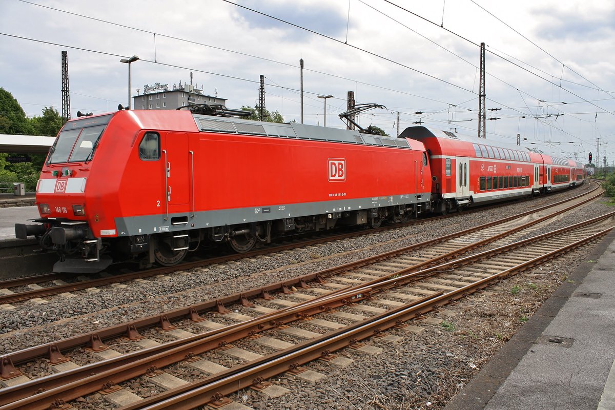 146 119 stellt am 26.05.2019 den RE2 (RE10223) von Duisburg Hauptbahnhof nach Münster(Westf) Hauptbahnhof im Startbahnhof bereit. 