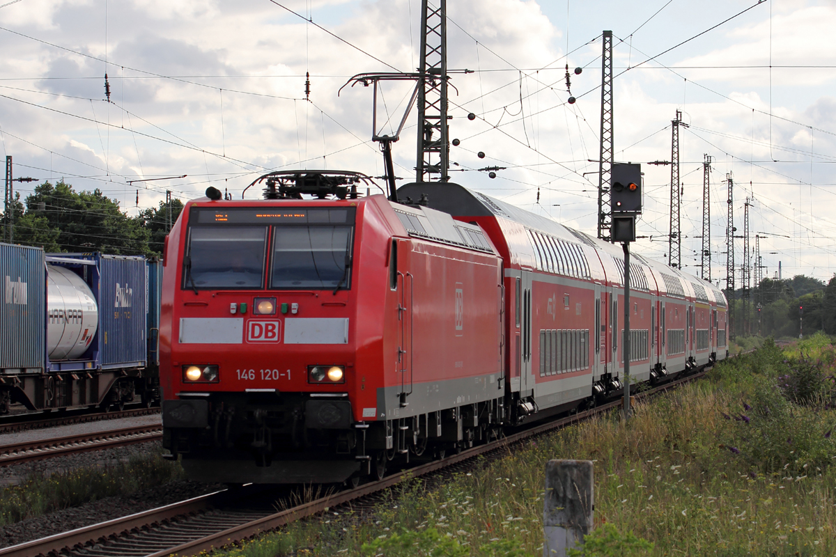 146 120-1 mit RE 2 nach Münster Hbf. bei der Einfahrt in Haltern am See 21.7.2015