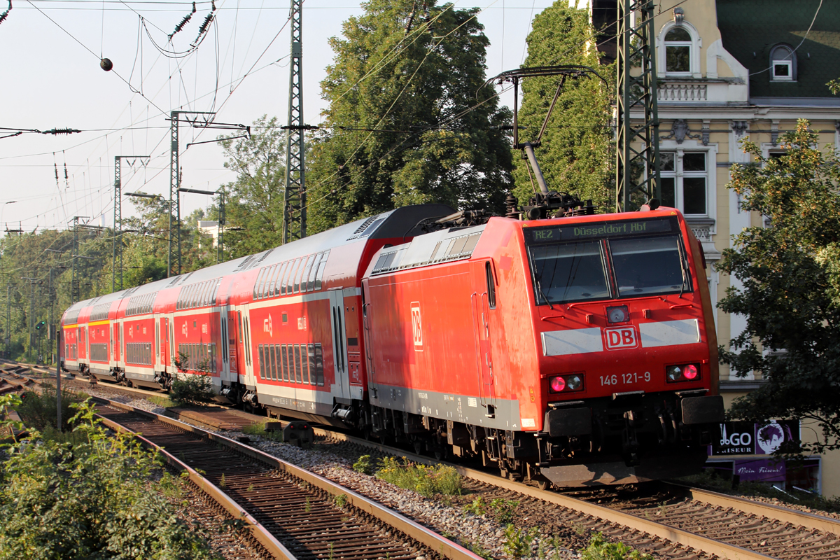 146 121-9 als Schublok hinter RE 2 nach Düsseldorf Hbf. bei der Ausfahrt aus Recklinghausen Hbf. 23.8.2015