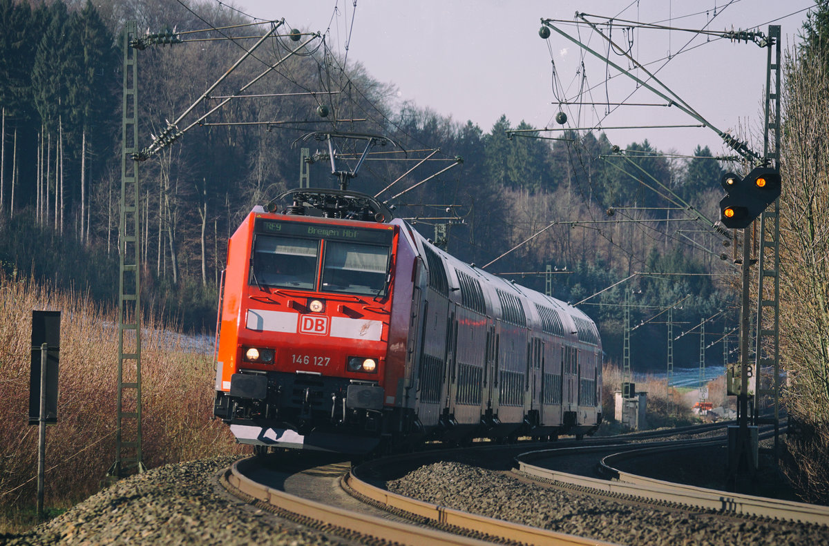 146 127 als RE9 von Osnabrück Hbf nach Bremen Hbf am 14.02.2018, im Hintergrund das Wiehengebirge.
