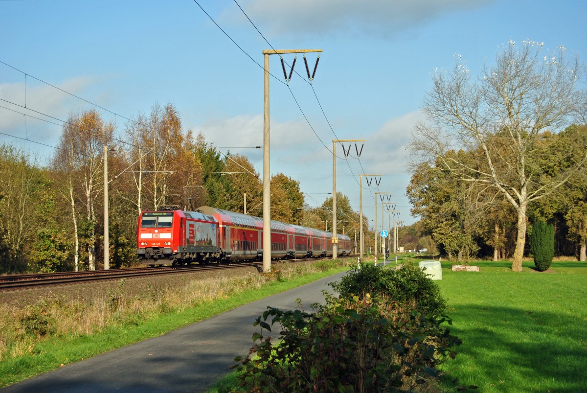146 127 fuhr am 08.11.2014 mit einem RE von Emden nach Hannover, hier in Eisinghausen bei Leer.