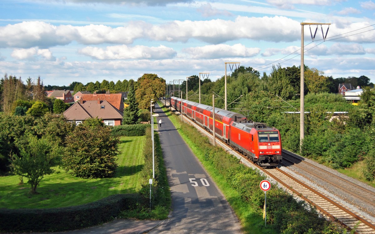 146 129-2 fuhr am 29.09.2015 mit einem RE von Norddeich Mole nach Hannover, hier in Leer.