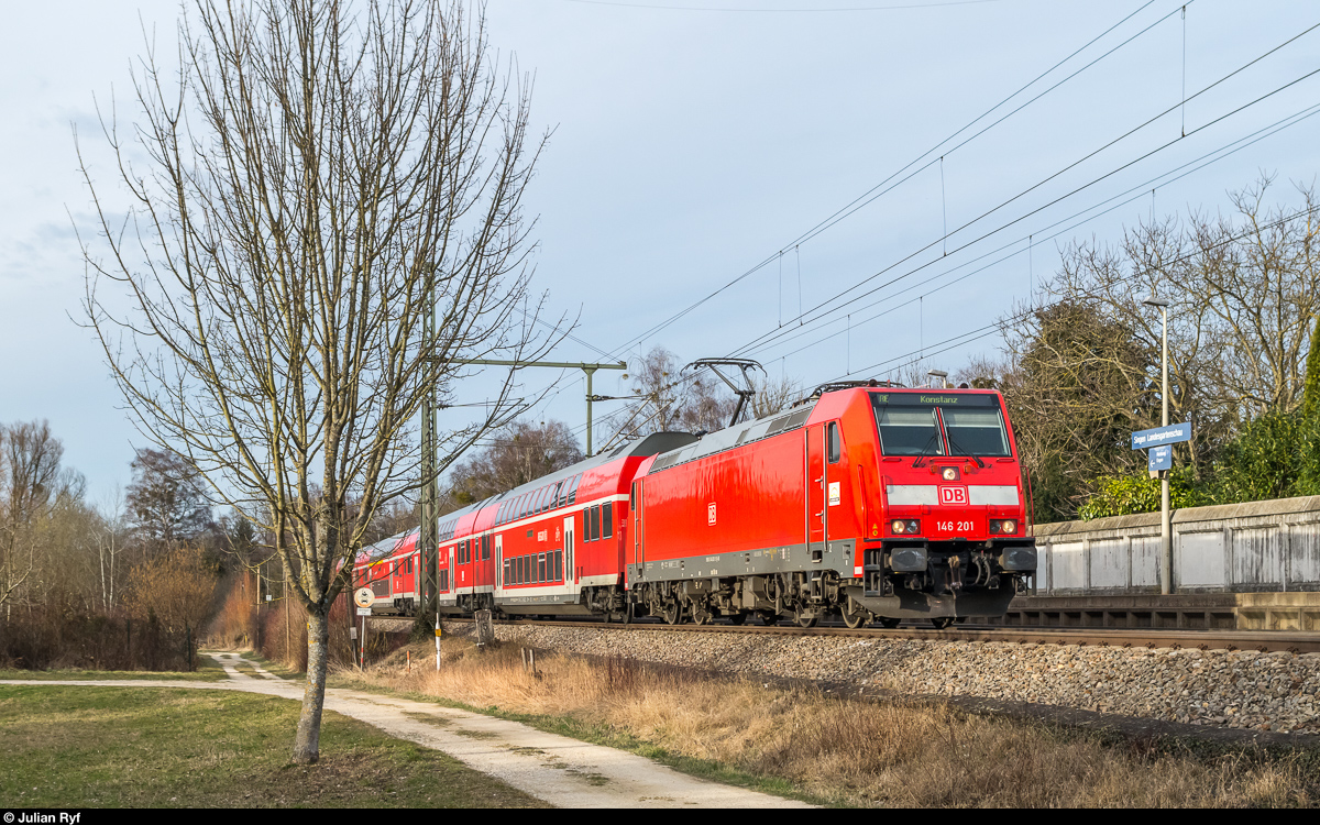 146 201 durchfährt am 11. März 2017 mit einem RE Karlsruhe - Konstanz die Haltestelle Singen Landesgartenschau.