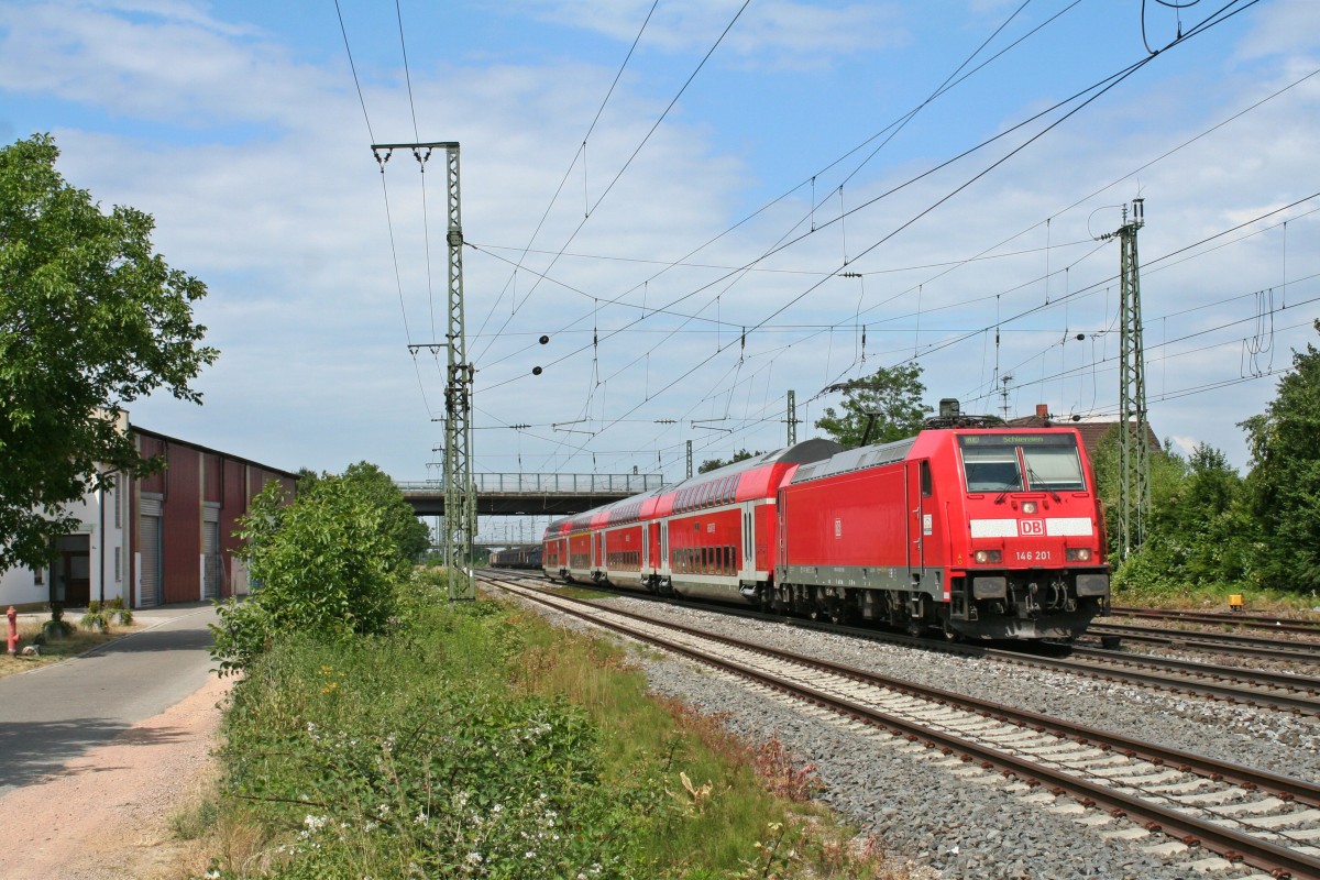 146 201 mit einem RE von Offenburg nach Schliengen am Nachmittag des 14.06.14 bei der Einfahrt in Mllheim (Baden).