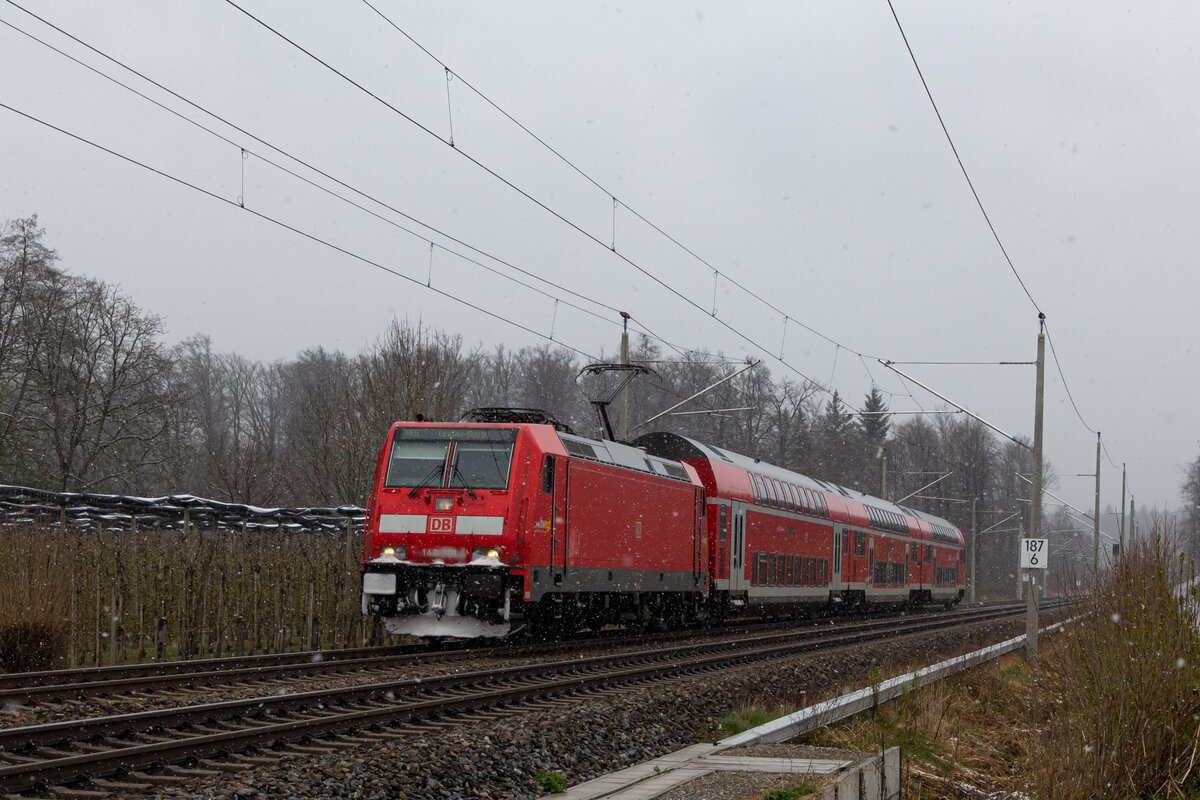 146 201 mit ihrem RE aus Ulm bei starkem Schneefall nach Friedrichshafen bei Meckenbeuren am 2.4.22