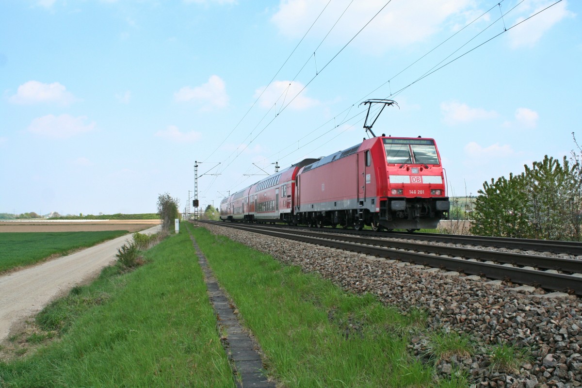 146 201 mit einer RB von Neuenburg (Baden) nach Freiburg (Breisgau) Hbf am Mittag des 13.04.14 bei Hgelheim.
Auf Grund von NB-Ausbildungsfahrten von DB Regio Sdbaden wurde die Lok aus Stuttgart ausgeliehen.