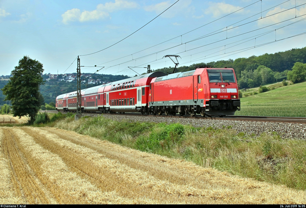 146 202-7 von DB Regio Baden-Württemberg als verspätete RB 19251 von Stuttgart Hbf nach Ulm Hbf fährt in Uhingen auf der Bahnstrecke Stuttgart–Ulm (Filstalbahn | KBS 750).
[26.7.2019 | 16:05 Uhr]