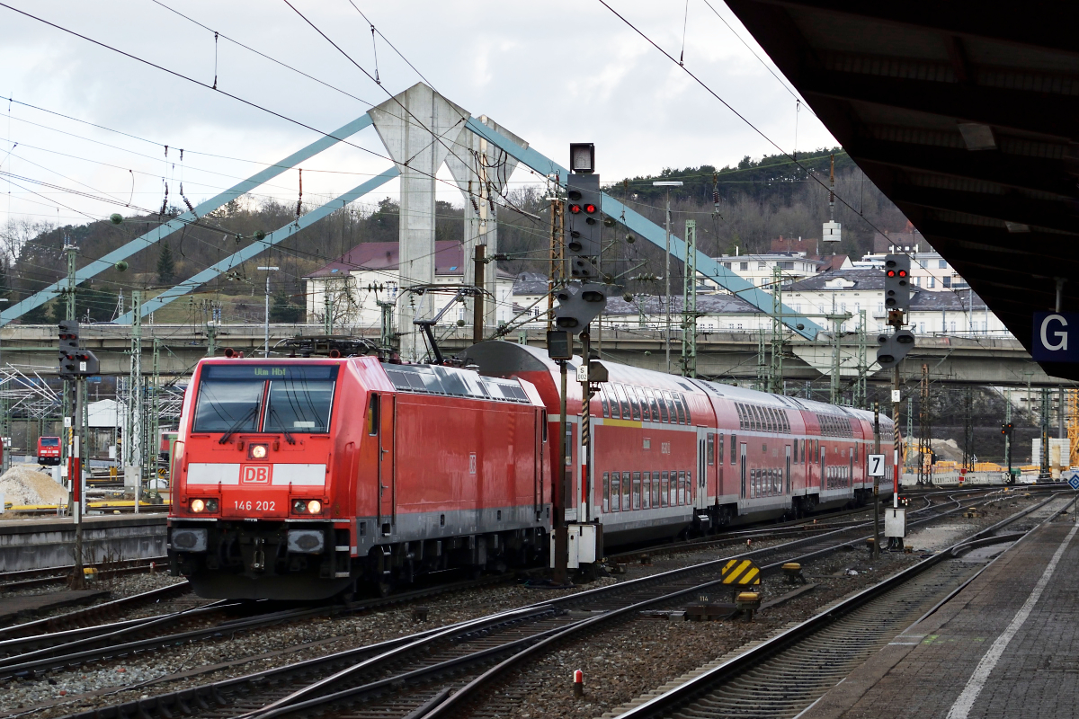 146 202 fährt am 03. Februar 2018 mit einer RB in den Ulmer Hauptbahnhof ein.