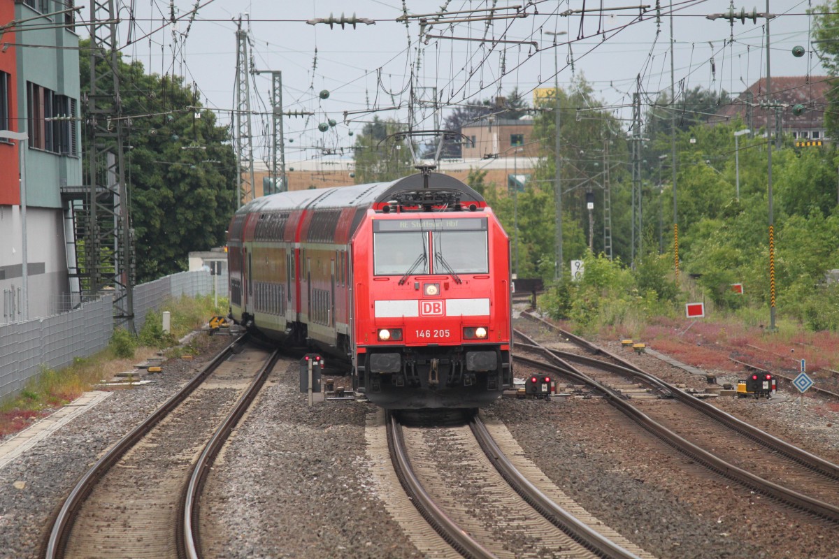 146 205 erreicht mit einem RE nach Stuttgart Hbf den Bahnhof Waiblingen am 25.05.2015.