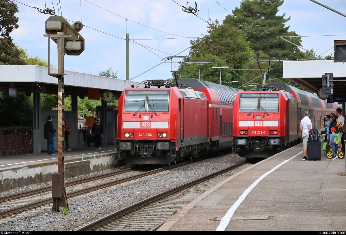 146 206-8 von DB Regio Baden-Württemberg als RE 4713 von Karlsruhe Hbf nach Konstanz trifft auf 146 238-1 als RE 4270 von Konstanz nach Karlsruhe Hbf im Bahnhof Radolfzell.
[11.7.2018 | 10:00 Uhr]