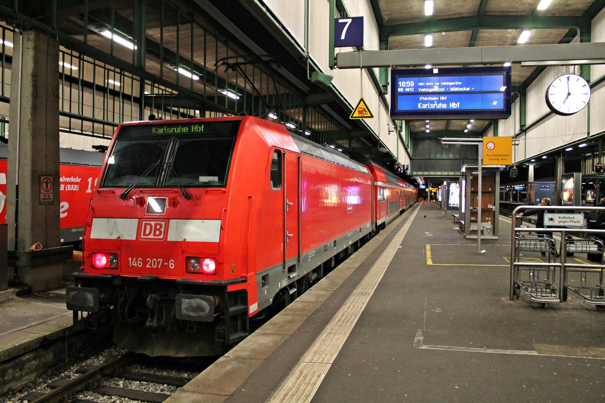 146 207-6 am Abend des 01.01.2015 als IRE 4912 (Stuttgart Hbf - Karlsruhe Hbf) im Startbahnhof und wartet auf ihre Ausfahrt.