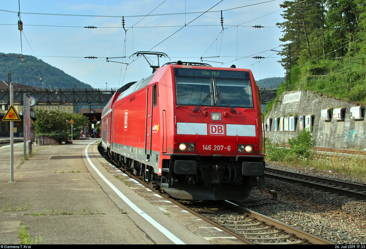 146 207-6 von DB Regio Baden-Württemberg als RB 19255 von Stuttgart Hbf nach Ulm Hbf steht im Bahnhof Geislingen(Steige) auf der Bahnstrecke Stuttgart–Ulm (Filstalbahn | KBS 750).
Der Zug hat hier einen planmäßigen Aufenthalt von 16 Minuten zwecks Überholungen des Fernverkehrs.
[26.7.2019 | 17:33 Uhr]