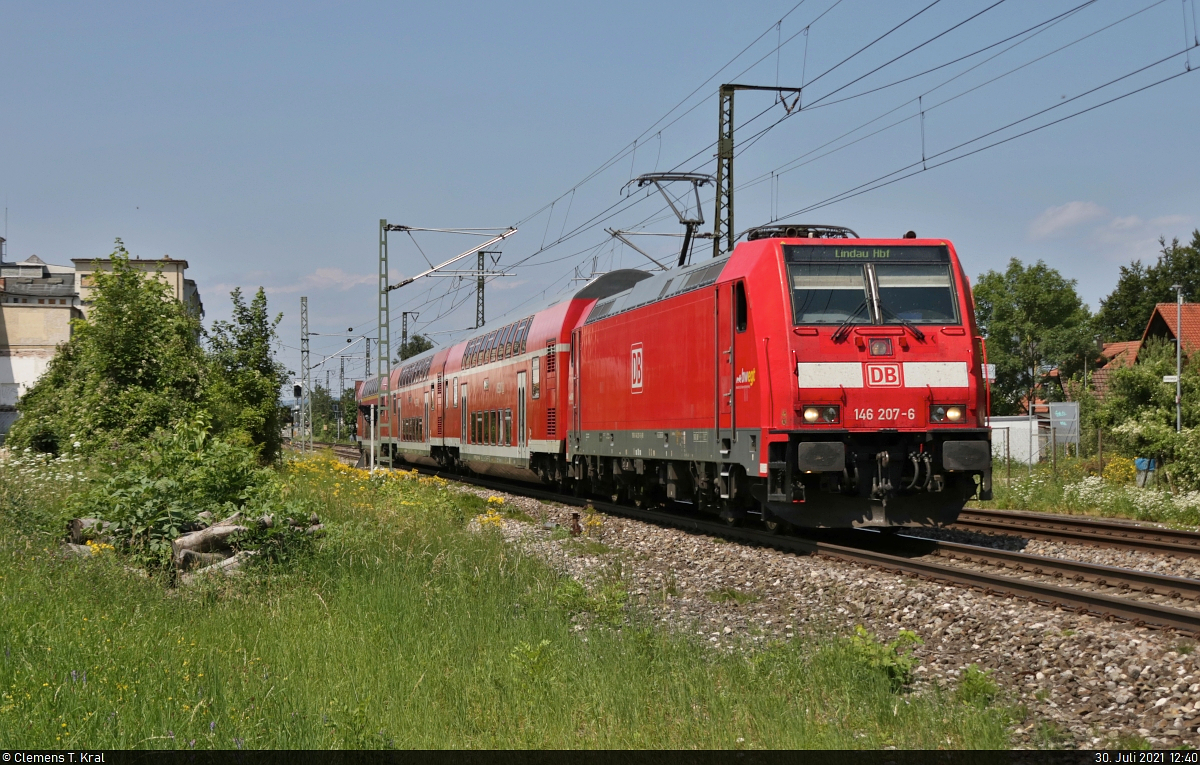 146 207-6 zieht drei Doppelstockwagen in Salach, Süßener Straße. Die Zugzielanzeige steht fälschlicherweise noch auf  Lindau Hbf  - nun heißt er ja  Lindau-Insel .

🧰 DB ZugBus Regionalverkehr Alb-Bodensee GmbH (RAB | DB Regio Baden-Württemberg)
🚝 RE 4217 (RE5) Stuttgart Hbf–Lindau-Insel
🚩 Bahnstrecke Stuttgart–Ulm (Filstalbahn | KBS 750)
🕓 30.7.2021 | 12:40 Uhr