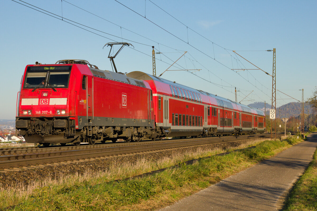 146 207 mit RE5 Stuttgart Hbf - Lindau-Reutin am 13.11.2022 zwischen Gingen und Kuchen. 