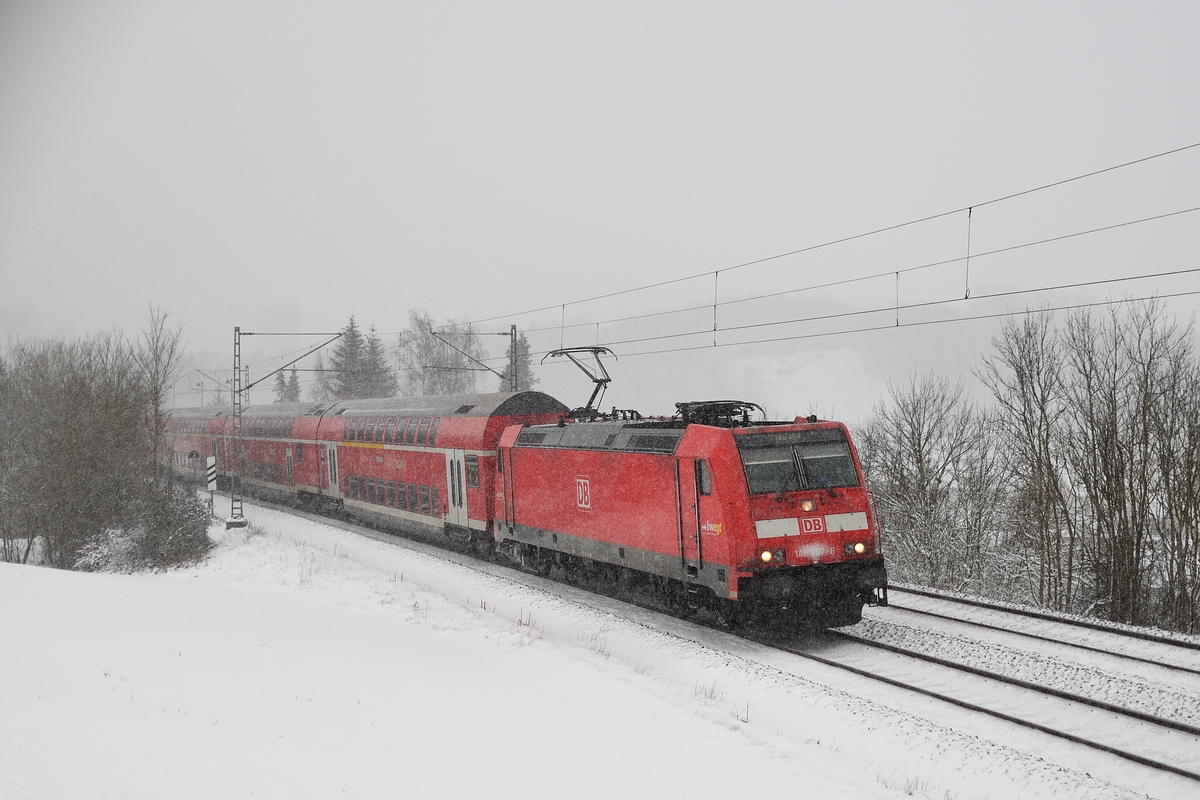 146 207 zog am 11. Januar 2019 eine RB von Stuttgart Hbf nach Ulm Hbf. Hier beschleunigt sie ihren Zug nach dem Halt in Westerstetten.