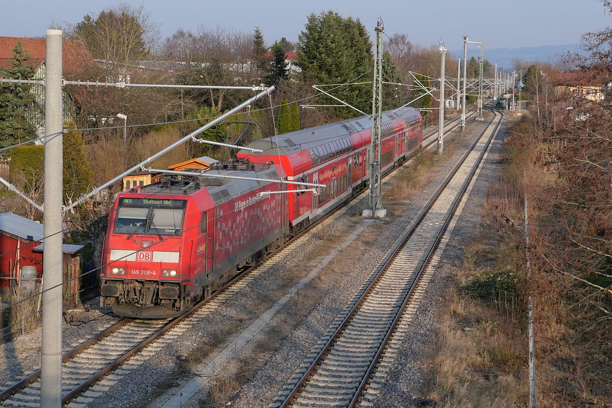 146 208-4 mit den Wagen des RE 5 / 4228, Lindau-Reutin - Stuttgart, am 20.03.2022 in Langenargen