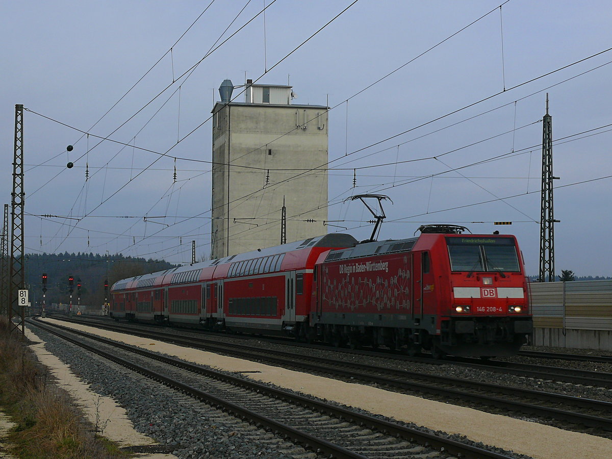 146 208 bei ihrer Durchfahrt am 3.2.20 um 12:59 Uhr als sie durch den Bahnhof Beimerstetten als RE 4217 von Stuttgart kam und bis nach Friedrichshafen fuhr