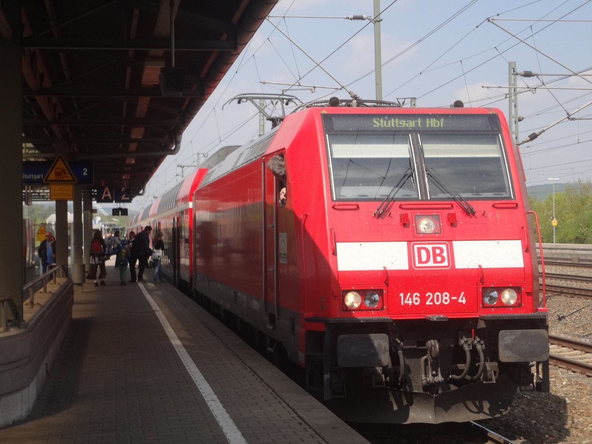 146 208 legt mit ihrem IRE Karlsruhe-Stuttgart einen kurzen Halt in Vaihingen(Enz) ein. (April 2014)