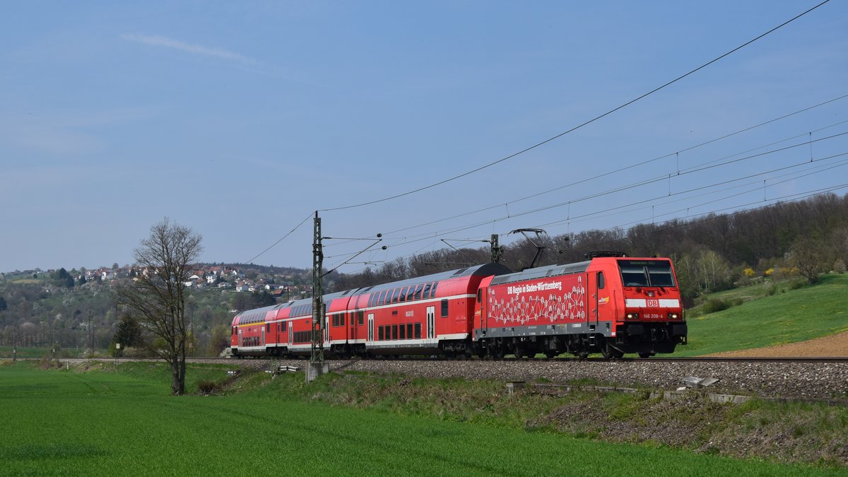 146 208 zieht eine RB nach Geislingen (Steige) durch Uhingen. Aufgenommen am 26.4.2019 13:56