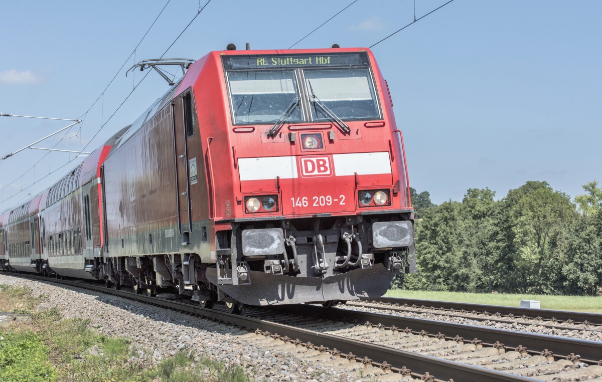 146 209-2 auf dem Weg nach Stuttgart HBF am 05.08.15.
Die Schräge kommt durch das Gleis in der Kurve.