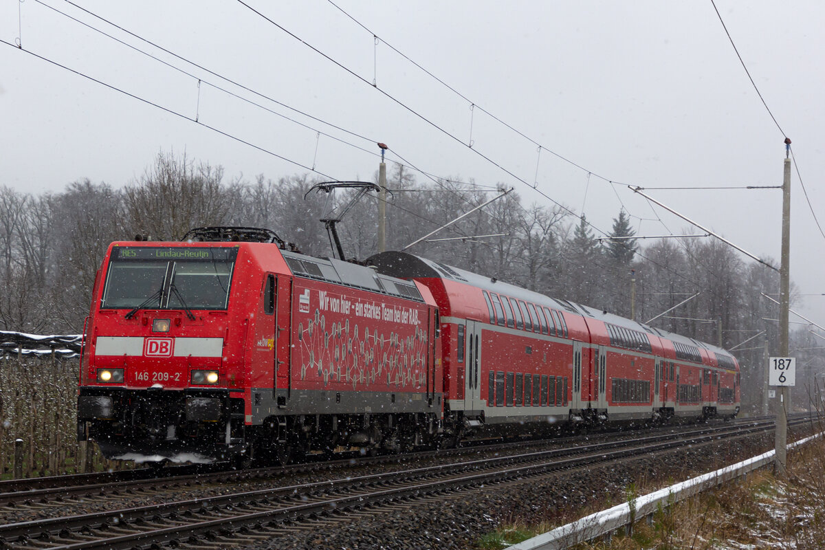 146 209-2 mit ihrem RE aus Ulm bei starkem Schneefall nach Friedrichshafen bei Meckenbeuren am 2.4.22