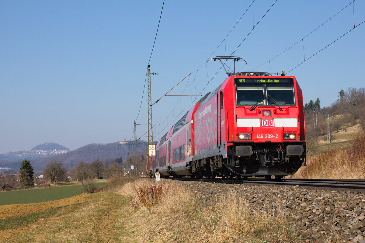 146 209 mit RE5 Stuttgart Hbf - Lindau-Reutin am 11.03.2022 bei Kuchen. 