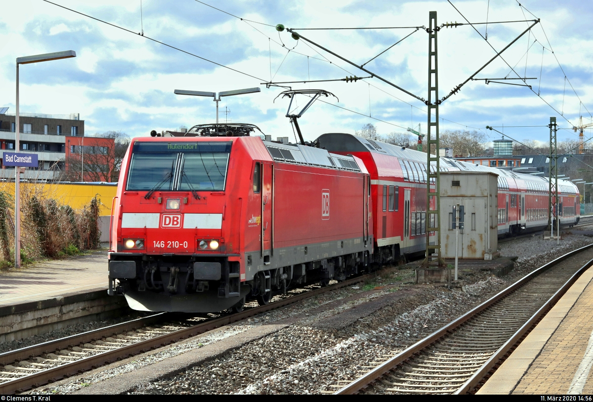146 210-0 der DB ZugBus Regionalverkehr Alb-Bodensee GmbH (RAB | DB Regio Baden-Württemberg) als RE 4223 von Stuttgart Hbf nach Aulendorf durchfährt den Bahnhof Stuttgart-Bad Cannstatt auf Gleis 8.
[11.3.2020 | 14:56 Uhr]