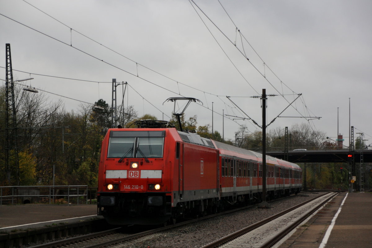 146 210 mit der RB nach Süßen am 30.10.17 in Göppingen.
