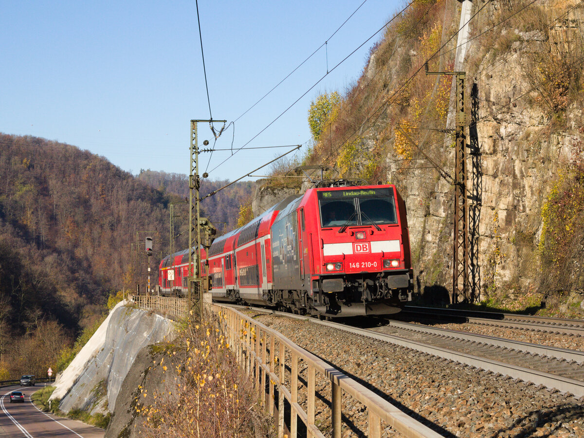 146 210 mit RE 5 Stuttgart Hbf - Lindau-Reutin am 13.11.2022 auf der Geislinger Steige. 