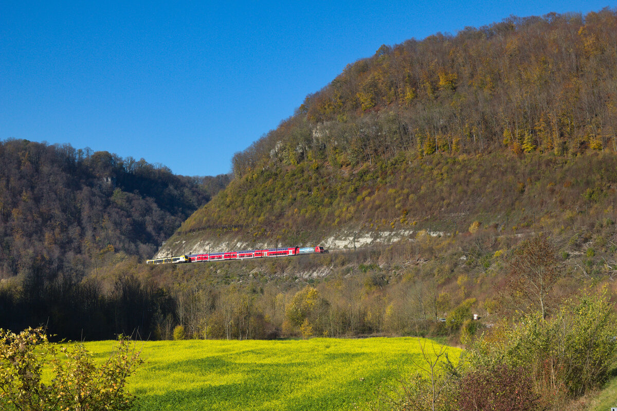 146 210 mit RE5 Lindau-Reutin - Stuttgart Hbf am 13.11.2022 auf der Geislinger Steige. 