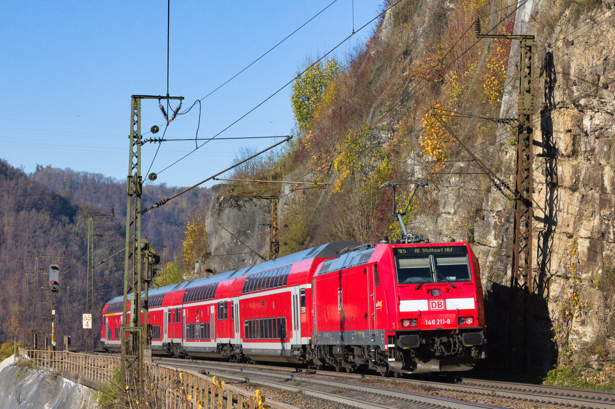 146 211 mit RE 5 Lindau-Reutin - Stuttgart Hbf am 13.11.2022 auf der Geislinger Steige. 