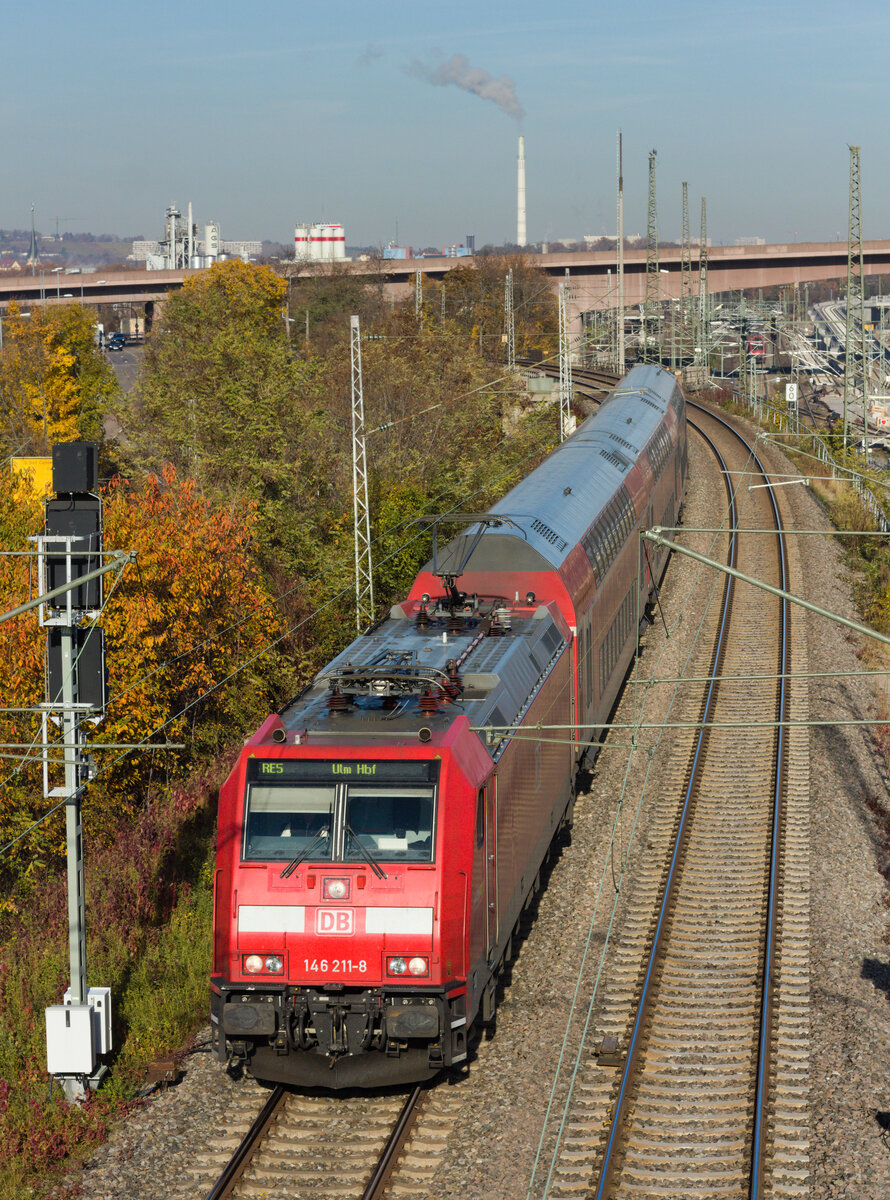 146 211 mit RE5 Stuttgart-Ulm am 09.11.2021 am Eszetsteg in Stuttgart. 