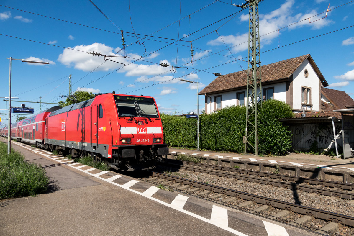 146 212 - 6 mit RB 17181 abfahrtbereit im Bahnhof Auggen Rheintalbahn 05.07.2020