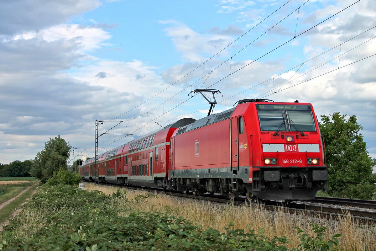 146 212-6 mit ihrer RB (Freiburg (Brsg) Hbf - Basel Bad Bf) am Abend des 02.07.2020 südlich von Buggingen.