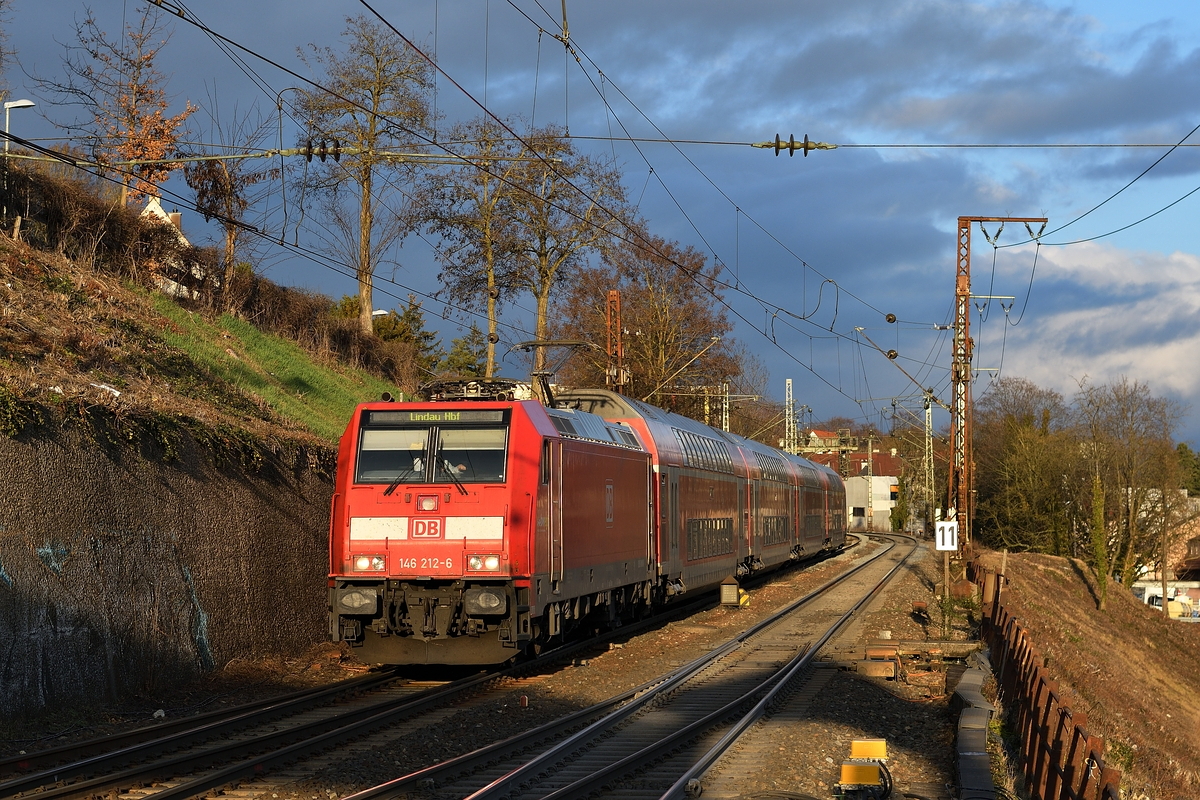 146 212 bespannte am 1. März 2019 einen RE nach Lindau Hbf bis Ulm Hbf. Dort wird eine 245 übernehmen. Das Bild zeigt den Zug bei Einfahrt in Ulm am Syrlinsteg.