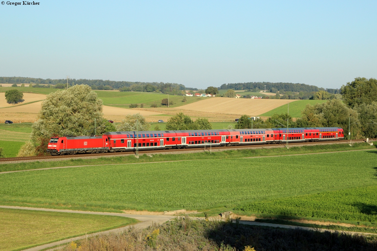 146 214 mit dem RE 19503 (Heidelberg-Stuttgart) bei Gondelsheim, 01.10.2015.