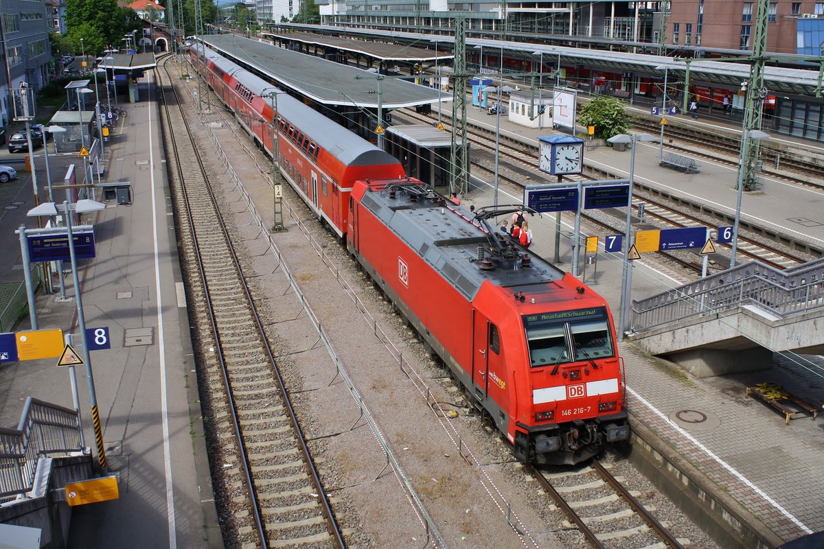 146 216-7 schiebt am 30.05.2019 die RB17230 von Neustadt(Schwarzw) in den Freiburger Hauptbahnhof.