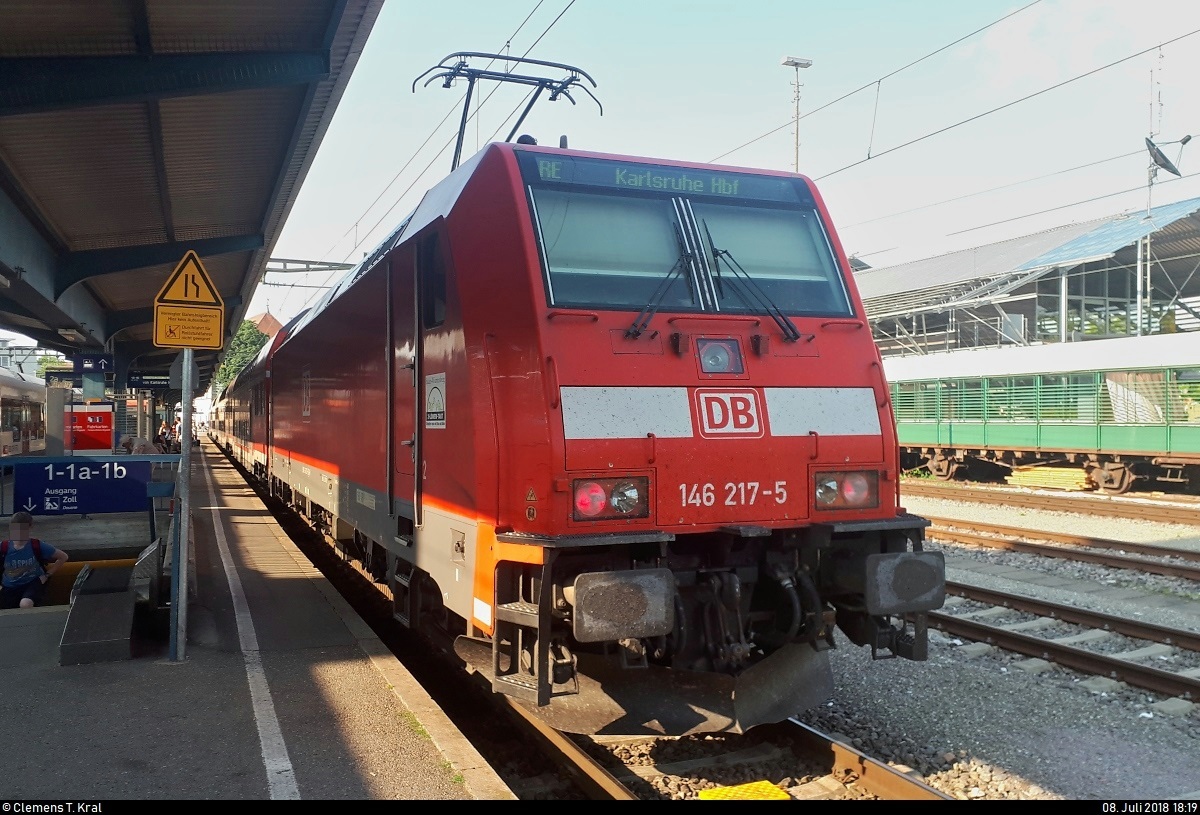 146 217-5 von DB Regio Baden-Württemberg als RE 4731 von Karlsruhe Hbf steht in seinem Endbahnhof Konstanz auf Gleis 3a.
[8.7.2018 | 18:19 Uhr]