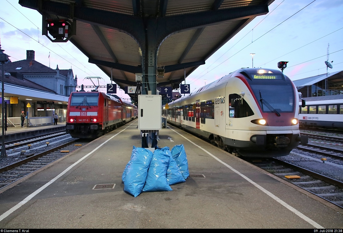146 217-5 von DB Regio Baden-Württemberg als RE 4740 nach Villingen(Schwarzw) trifft auf RABe 521 206 (Stadler FLIRT) der SBB GmbH (SBB) als SBB87713  Seehas  von Engen in ihrem Start- bzw. Endbahnhof Konstanz.
[9.7.2018 | 21:38 Uhr]