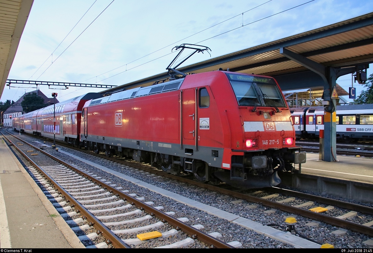 146 217-5 von DB Regio Baden-Württemberg als RE 4740 nach Villingen(Schwarzw) steht in seinem Startbahnhof Konstanz auf Gleis 2a.
[9.7.2018 | 21:45 Uhr]