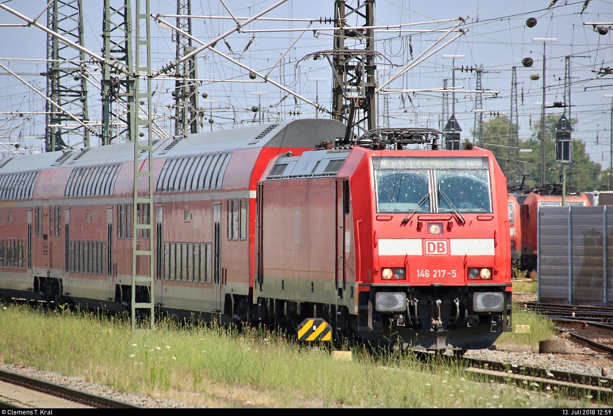 146 217-5 von DB Regio Baden-Württemberg als RE 4725 von Karlsruhe Hbf nach Konstanz erreicht den Bahnhof Offenburg auf Gleis 5.
[13.7.2018 | 12:59 Uhr]