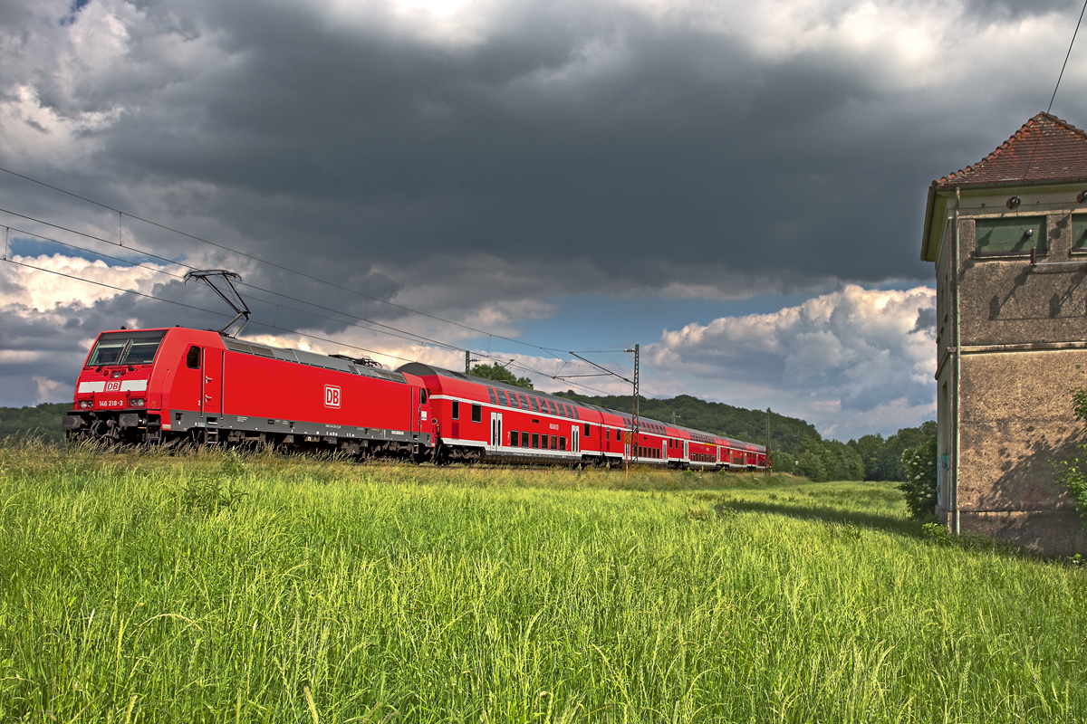 146 218-3 fährt mit dem IRE von Stuttgart nach Ulm  bei Halzhausen vorüber.Bild 16.6.2015